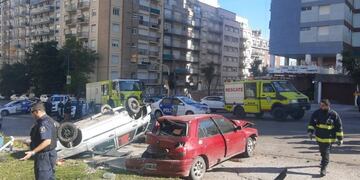 El siniestro vial ocurrió este miércoles por la mañana en Colón y Güemes. Un Peugeot 306 cruzó el semáforo en rojo y chocó contra dos vehículos estacionados.