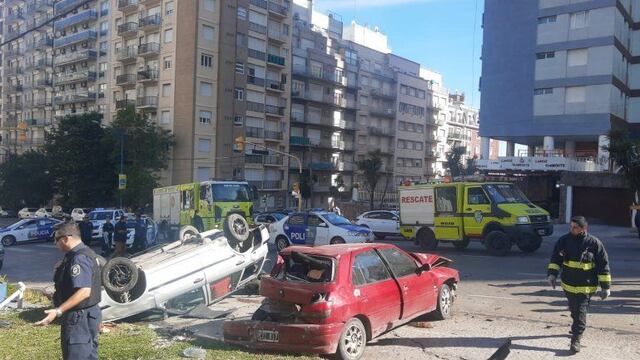 El siniestro vial ocurrió este miércoles por la mañana en Colón y Güemes. Un Peugeot 306 cruzó el semáforo en rojo y chocó contra dos vehículos estacionados.