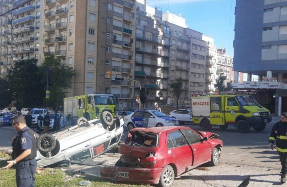 Protagonizó un violento choque en cadena, salió caminando y dijo que llegaba tarde al trabajo