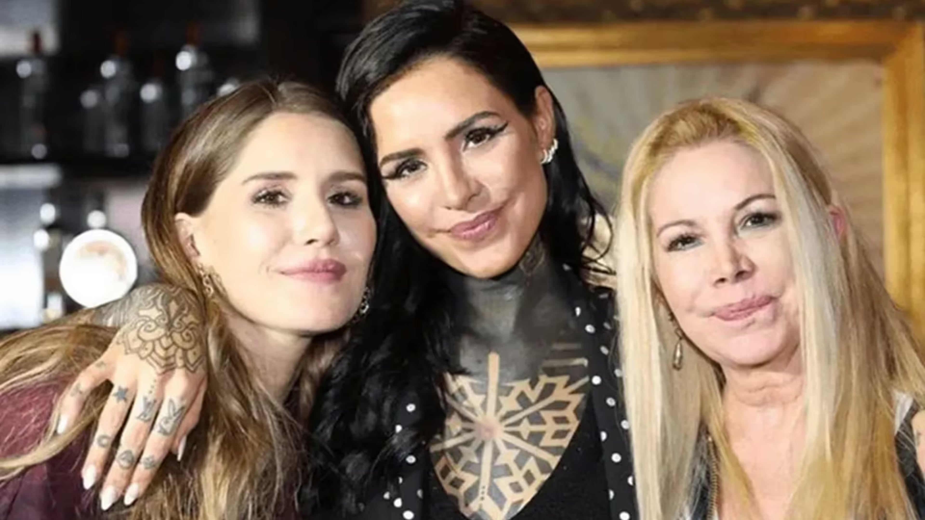 Mica y Cande Tinelli junto a su madre, Soledad Aquino.