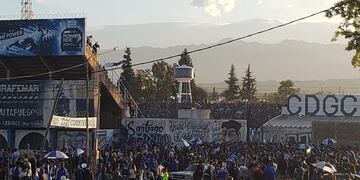 Miles de hinchas rodearon el Feliciano Gambarte y se concentraron en la puerta de la cancha de Godoy Cruz para celebrar el centenario del Tomba.