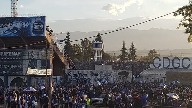 Miles de hinchas rodearon el Feliciano Gambarte y se concentraron en la puerta de la cancha de Godoy Cruz para celebrar el centenario del Tomba.