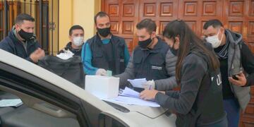 La policía recuperó dosis que no se habían aplicado y ampollas vacías de vacuans anticovid. Foto Media Mendoza.