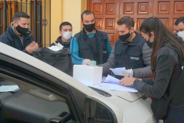La policía recuperó dosis que no se habían aplicado y ampollas vacías de vacuans anticovid. Foto gentileza Media Mendoza