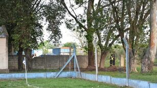 La cancha de 9 de Julio de Arocena, con la policía de fondo