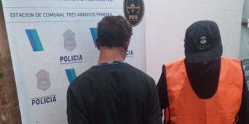 Aprehendido por atacar a sus hijastros con un palo