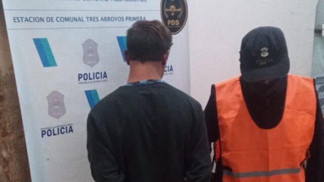 Aprehendido por atacar a sus hijastros con un palo