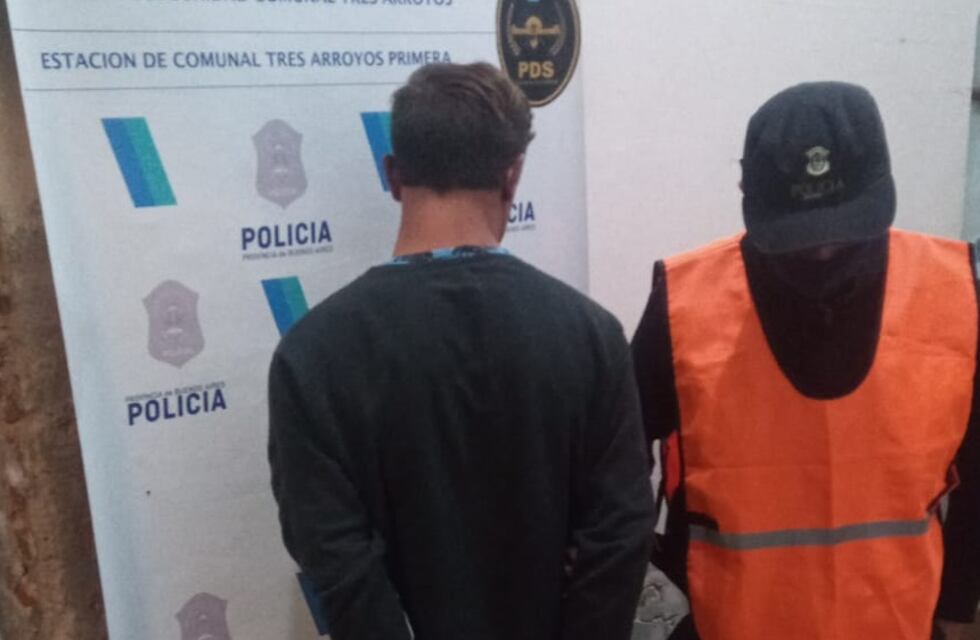 Aprehendido por atacar a sus hijastros con un palo