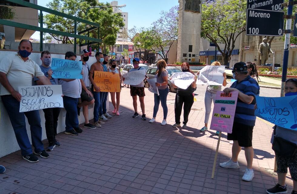 Comerciantes de Avenida Italia reclamaron frente al Municipio