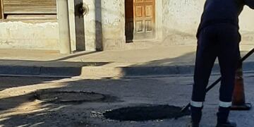 Realizan tareas de bacheo en distintos puntos de la ciudad.