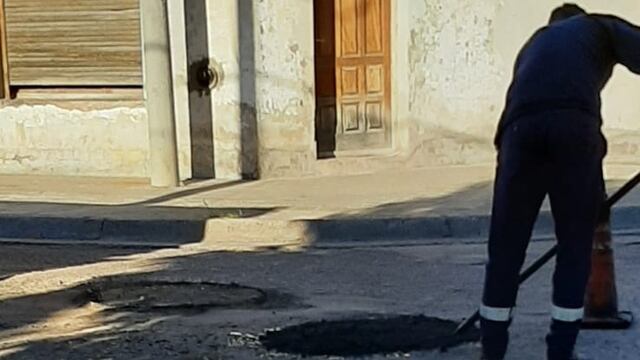 Realizan tareas de bacheo en distintos puntos de la ciudad.