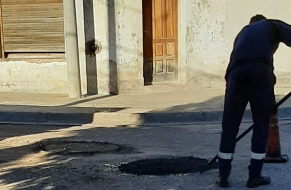 Realizan tareas de bacheo en diferentes puntos de la ciudad