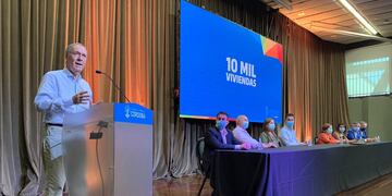 El gobernador presenta 10 Mil Viviendas, una iniciativa que brindará #Soluciones Habitacionales a familias cordobesas a través de distintos créditos hipotecarios que las acercarán al sueño de la casa propia.
(Gobierno de Córdoba)