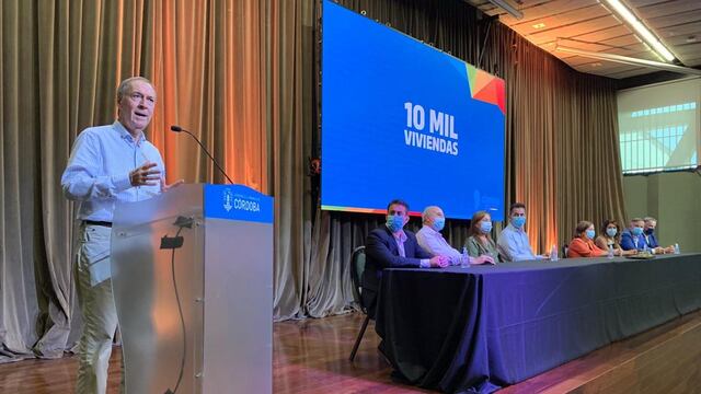 El gobernador presenta 10 Mil Viviendas, una iniciativa que brindará #Soluciones Habitacionales a familias cordobesas a través de distintos créditos hipotecarios que las acercarán al sueño de la casa propia. 
(Gobierno de Córdoba)