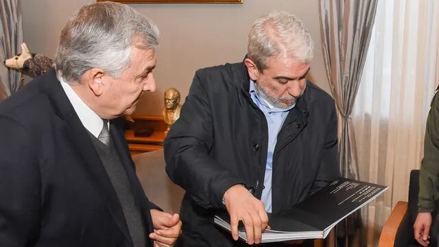 El ministro Aníbal Fernández observa un libro de fotografías de Jujuy que le obsequió el gobernador Morales en su visita a la Casa de Gobierno.