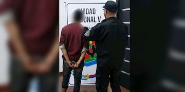 Un joven fue detenido por robar indumentaria deportiva de un local en Puerto Iguazú. Policía de Misiones