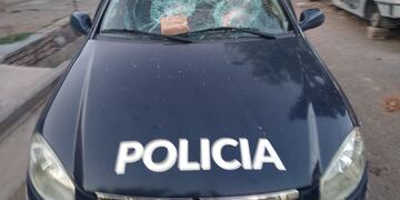 Vecinos del barrio San Martín atacaron a ladrillazos un móvil policial.