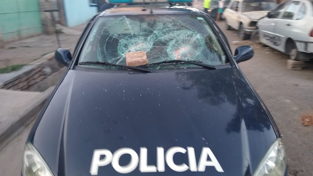 Vecinos del barrio San Martín atacaron a ladrillazos un móvil policial.