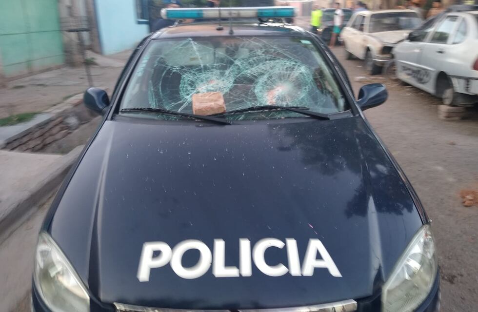 Vecinos atacaron a ladrillazos a la Policía