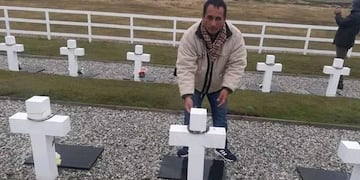 Maciel viajó en 2019 a Malvinas y visitó a sus camaradas caídos y que hoy descansan en el Cementerio de Darwin.
