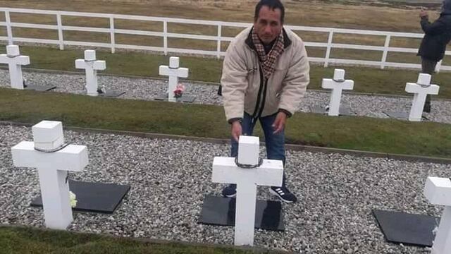 Maciel viajó en 2019 a Malvinas y visitó a sus camaradas caídos y que hoy descansan en el Cementerio de Darwin.