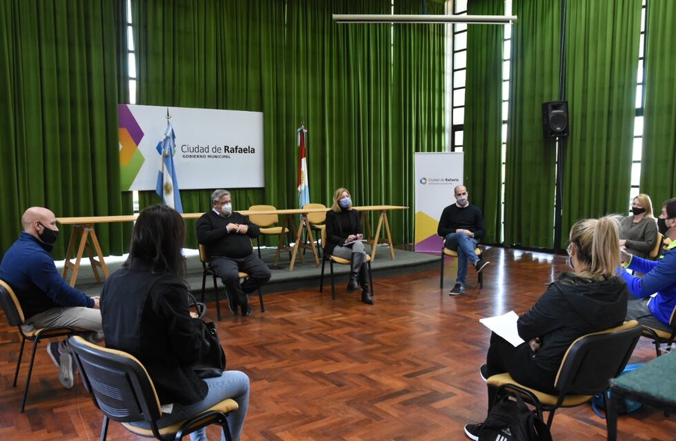 Representantes de gimnasios dialogaron con funcionarios y este martes protestan