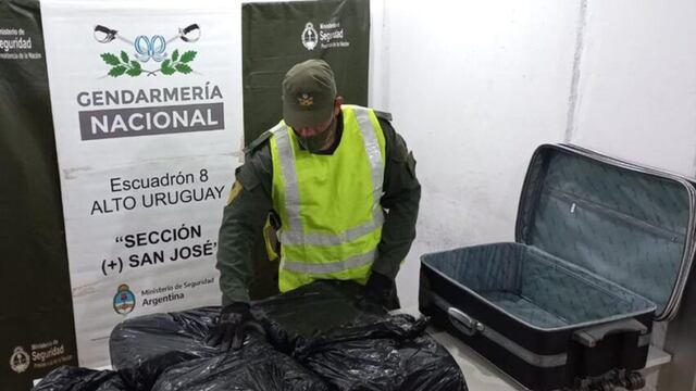 Trasladaba más de 20 kilogramos de marihuana en una valija.