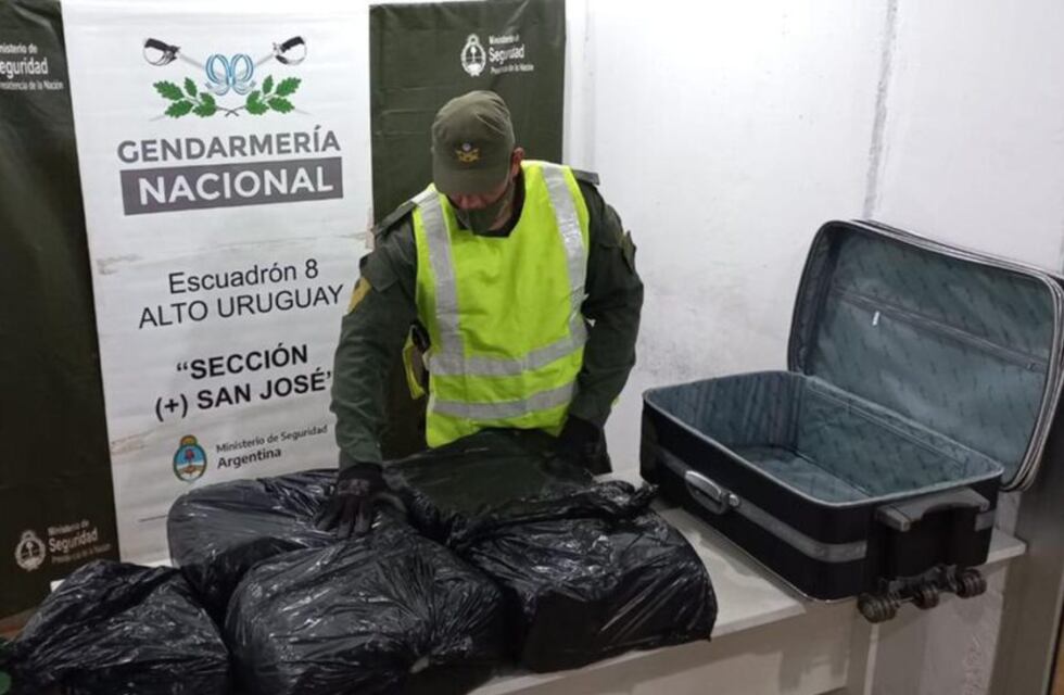 Trasladaba más de 20 kilogramos de marihuana en una valija