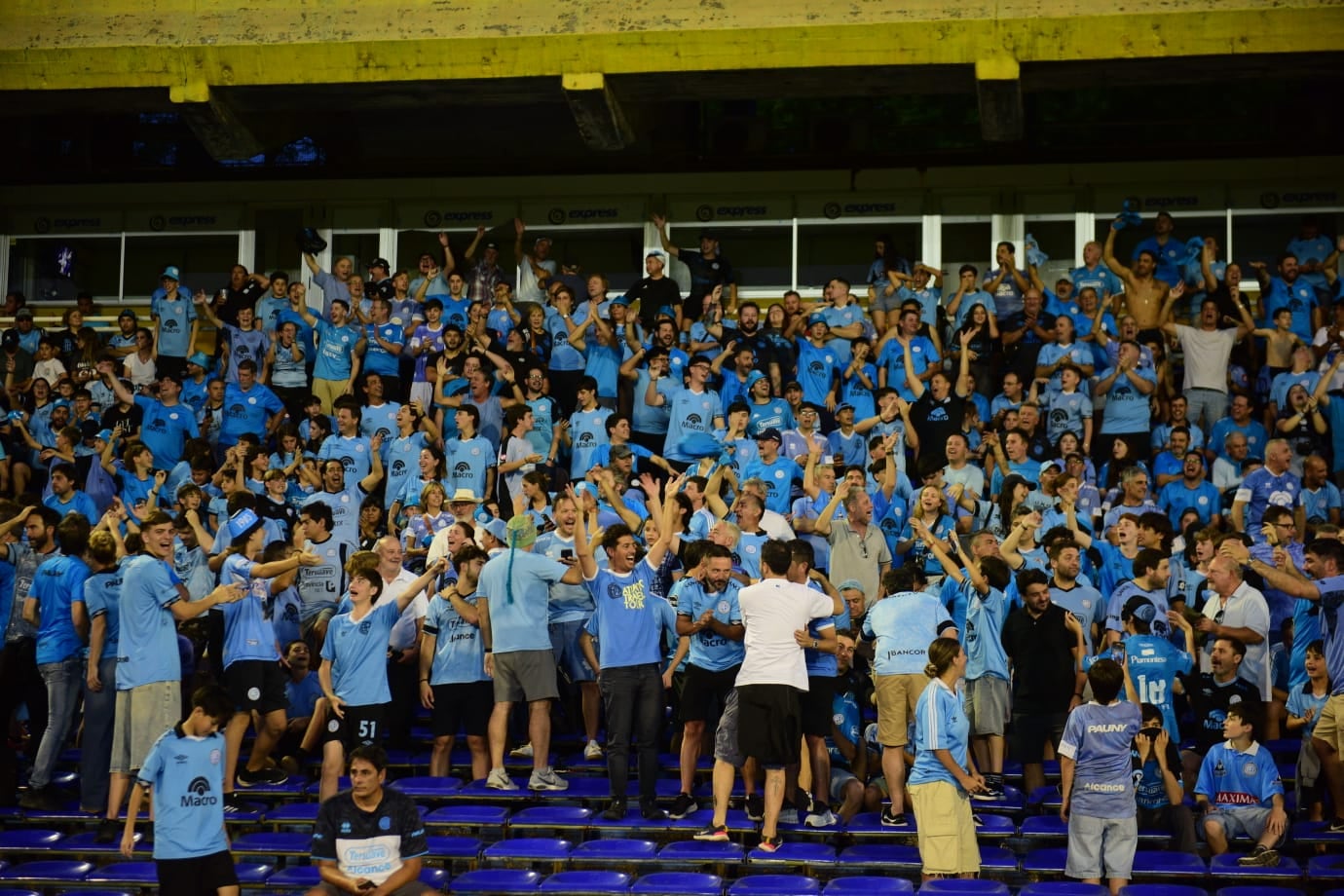 Los hinchas de Belgrano en la cancha de Rosario Central. (José Gabriel Hernández / La Voz).