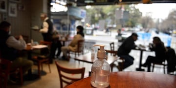 Los bares y restaurantes están obligados a cumplir protocolos de distanciamiento social. (Ramiro Pereyra)