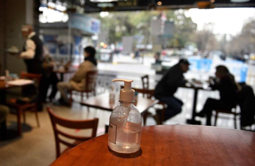 Restricciones en Santa Fe: extienden horario de la gastronomía y reabren cines y teatros