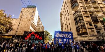 La protesta de Barrios de Pie comenzó en Colón y General Paz, este martes.