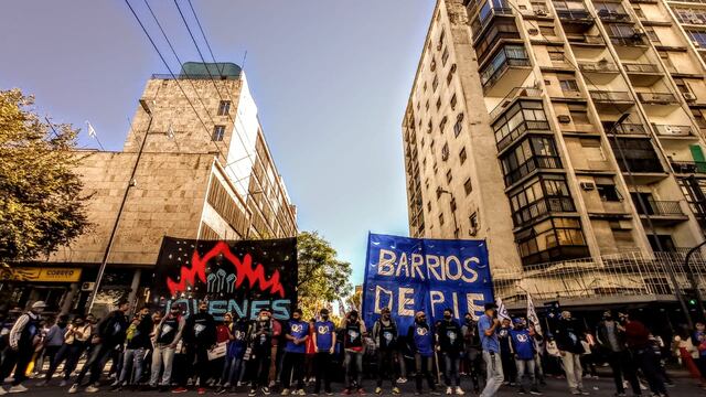 La protesta de Barrios de Pie comenzó en Colón y General Paz, este martes.