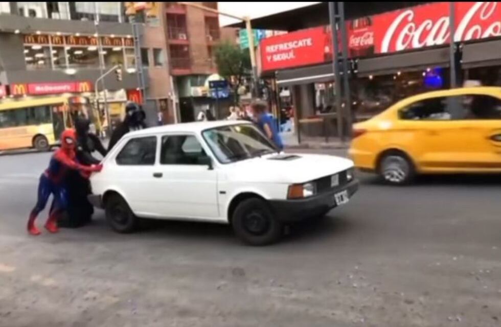 La realidad superó la ficción en Córdoba: se le quedó el auto y Batman y compañía lo ayudaron a empujar