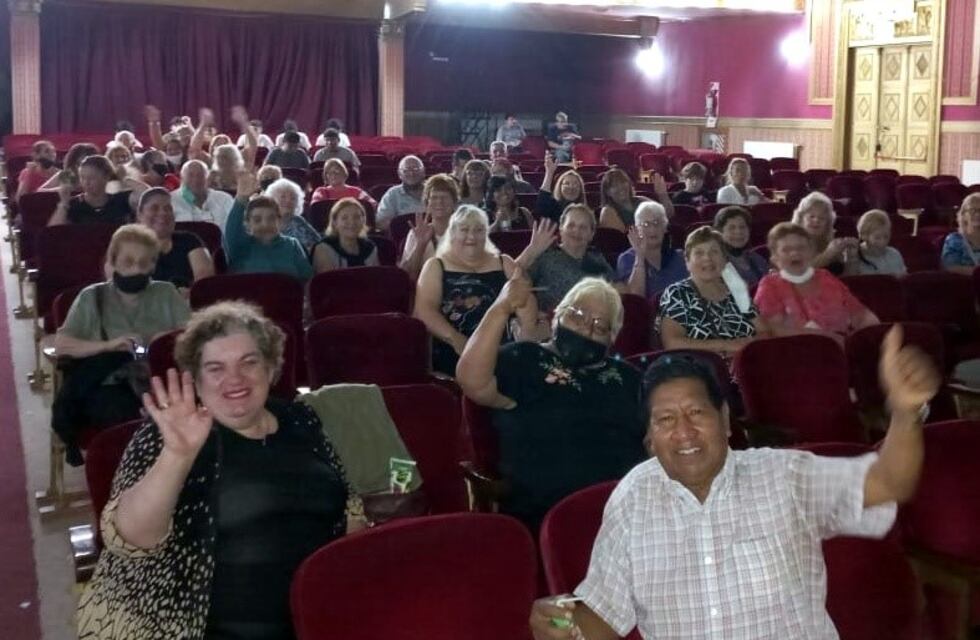 Los adultos mayores tuvieron su función gratuita de cine