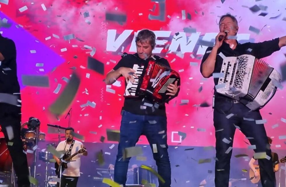 Multitud y tradición en la segunda noche del Festival del Litoral: El Indio Lucio Rojas y Los Alonsitos encendieron La Cascada