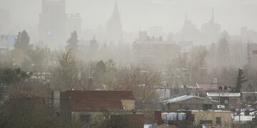 Una vista de la ciudad de Mendoza cubierta por una nube de tierra a raiz del viento Zonda. Ignacio Blanco/Los Andes