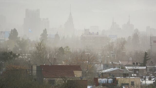 Para mañana hay alerta de viento Zonda, y anticipan que bajaría al llano por la tarde. Ignacio Blanco/Los Andes
Nube de polvo cubre la ciudad de mendoza por el viento zonda.
Foto: Ignacio Blanco / Los Andes