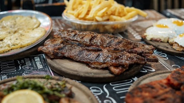 Cuánto cuesta el menú libre en la parrilla El Tano