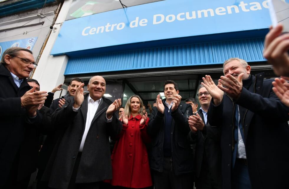 El gobernador, Juan Manzur, y el ministro del Interior, “Wado” de Pedro, habilitaron la primera oficina fija del Renaper en la región Norte