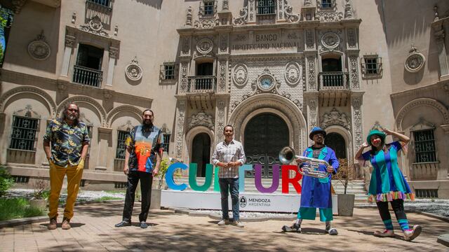 Cacho Garay, Hugo Varela y otros artistas durante el lanzamiento de la temporada de Verano lanzada por el ministerio de Cultura de la provincia. Gentileza Gobierno de Mendoza