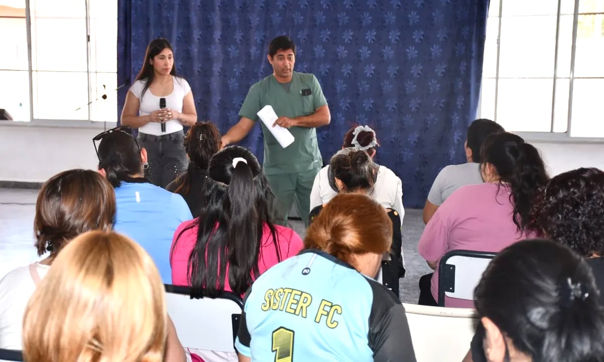 La jornada de Escuelas Abiertas incluye un taller para padres que aborda temas como la convivencia, la comunicación y el autocuidado.