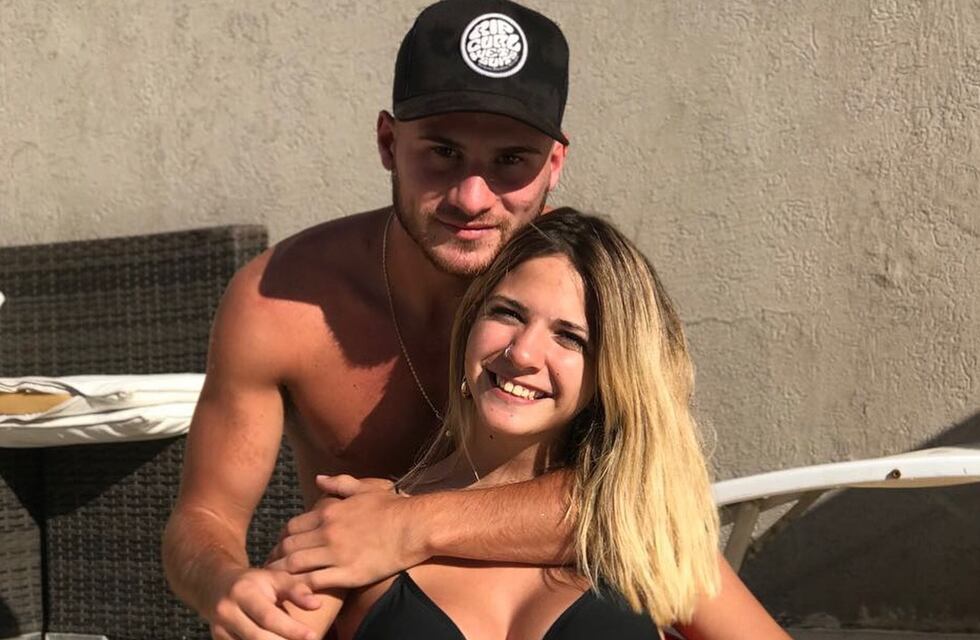 Ailén Cova lució un vestido total black ultra escotado en sus románticas vacaciones con Alexis Mac Allister