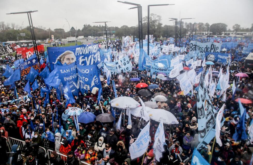 Alberto Fernández habilitó a los movimientos sociales a realizar obras públicas de hasta $300 millones