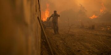 luchan contra incendios en todo el país en medio de un regreso de las temperaturas de la ola de calor. (Foto AP)