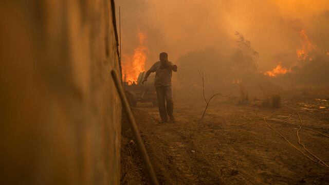 luchan contra incendios en todo el país en medio de un regreso de las temperaturas de la ola de calor. (Foto AP)