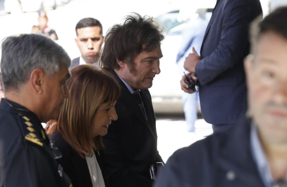 Milei supervisó el operativo de seguridad desde el Departamento Central de Policía