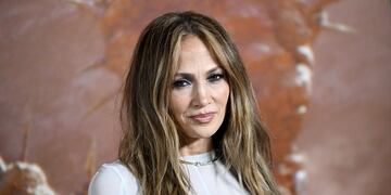 ARCHIVO - Jennifer López participa en una sesión fotográfica de la película de Netflix "Atlas" en el Hotel Four Seasons Hotel el sábado 4 de mayo de 2024, en Nueva York. López canceló su gira norteamericana 2024 "This Is Me...Live", confirmaron representantes de Live Nation a The Associated Press. (Foto Evan Agostini/Invision/AP, archivo)