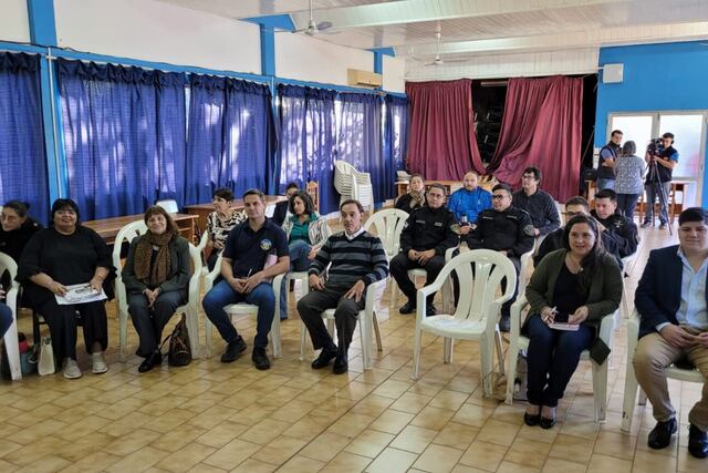 En busca de frenar la violencia adolescente, directivos de escuelas mantuvieron una reunión con autoridades policiales y municipales