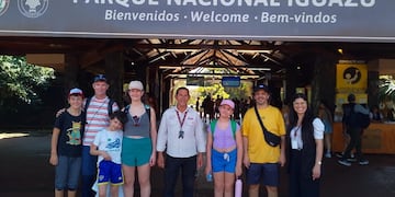Familia porteña es “el turista un millón” en Cataratas y afianza el récord del destino misionero.